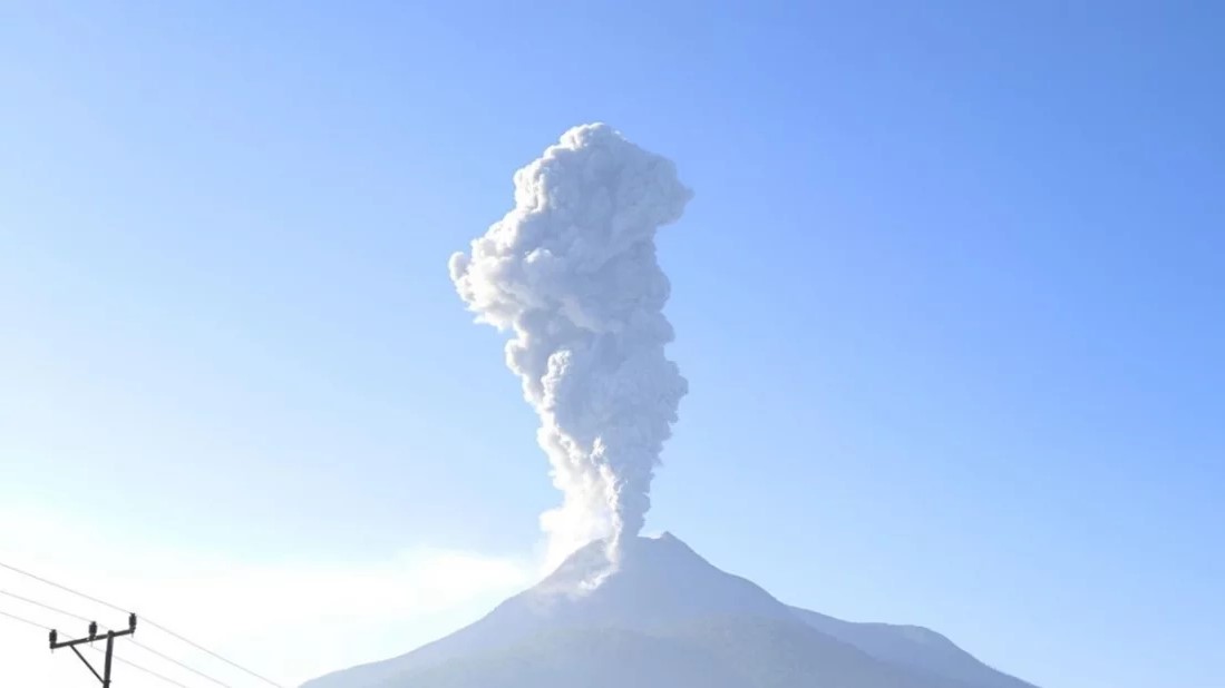ইন্দোনেশিয়ার আগ্নেয়গিরিতে ২১ বার অগ্ন্যুৎপাত